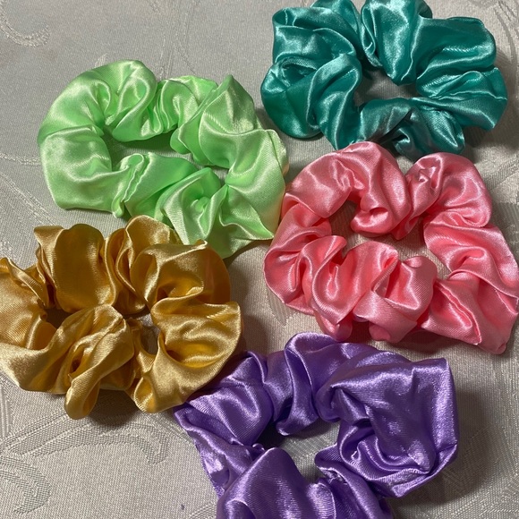 NWOT Assorted Scrunchies Bundle 10 Piece - Picture 3 of 4